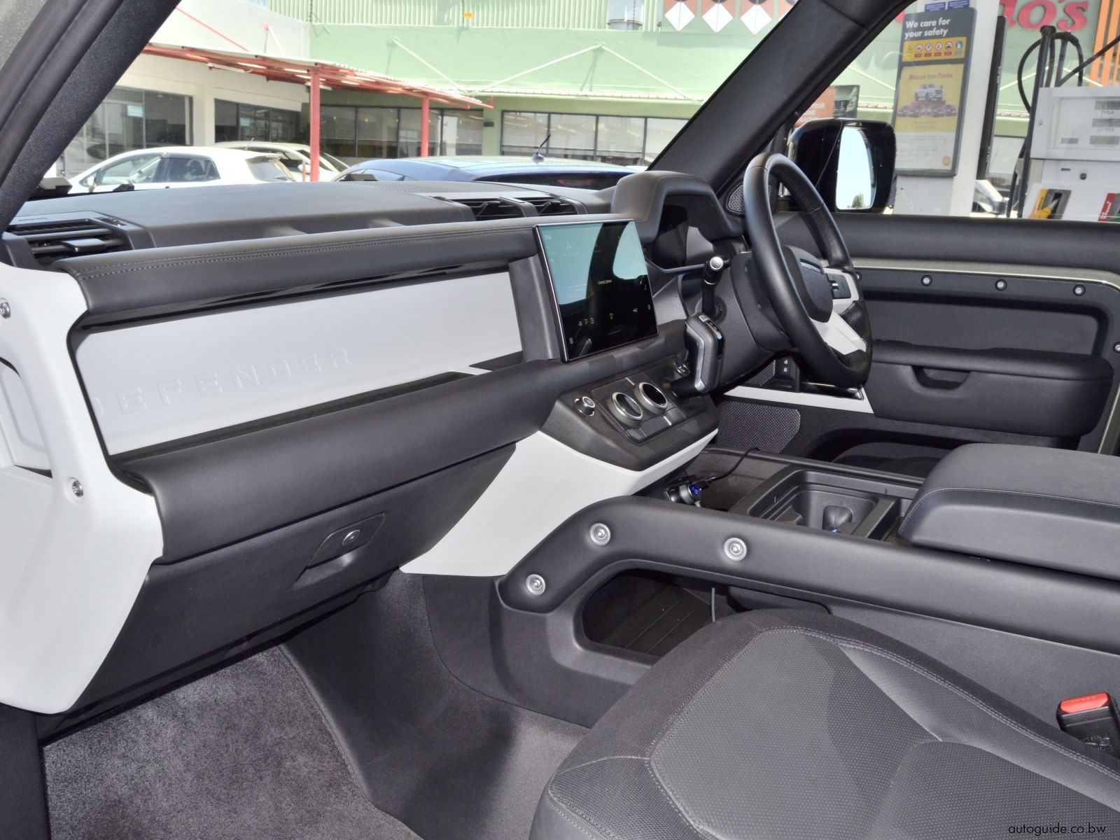 2023 Land Rover Defender D300 photo