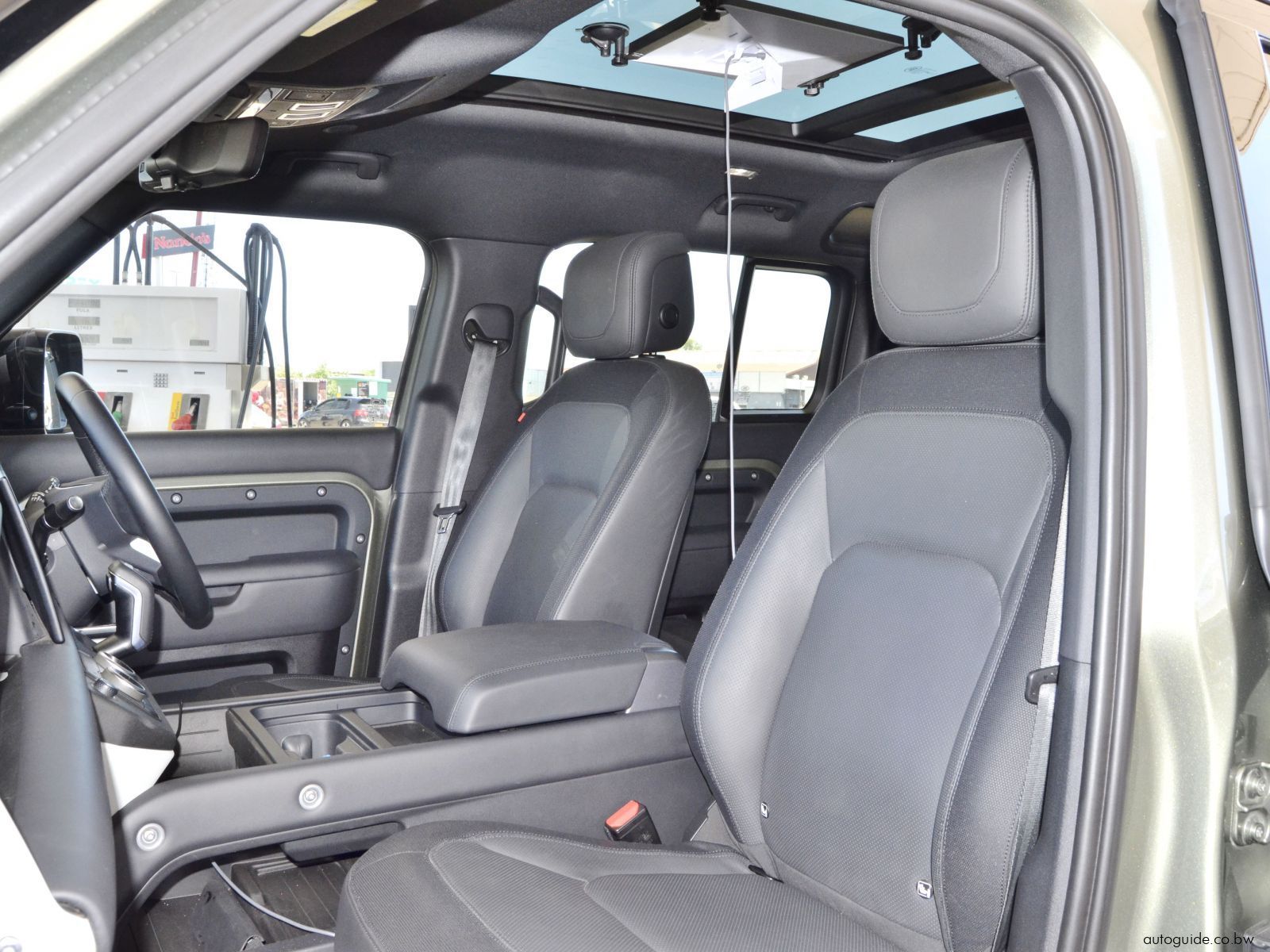 2023 Land Rover Defender D300 photo