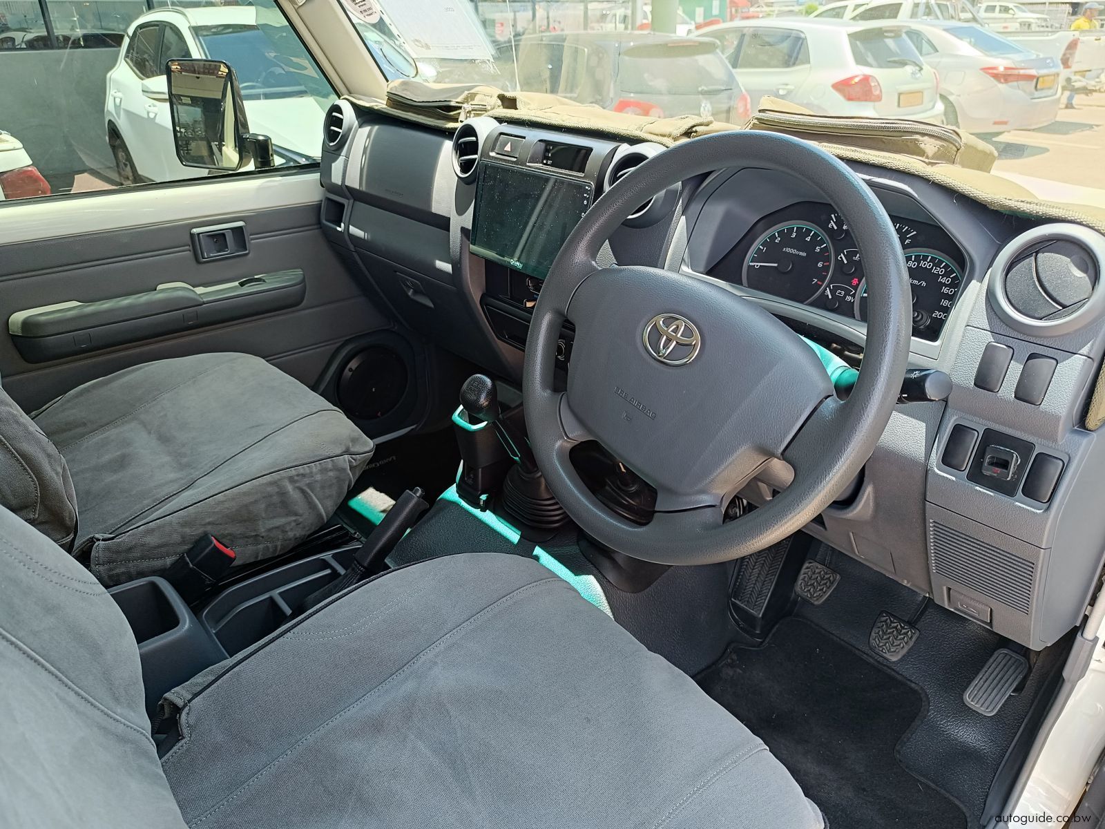 2013 Toyota Land Cruiser V6 photo