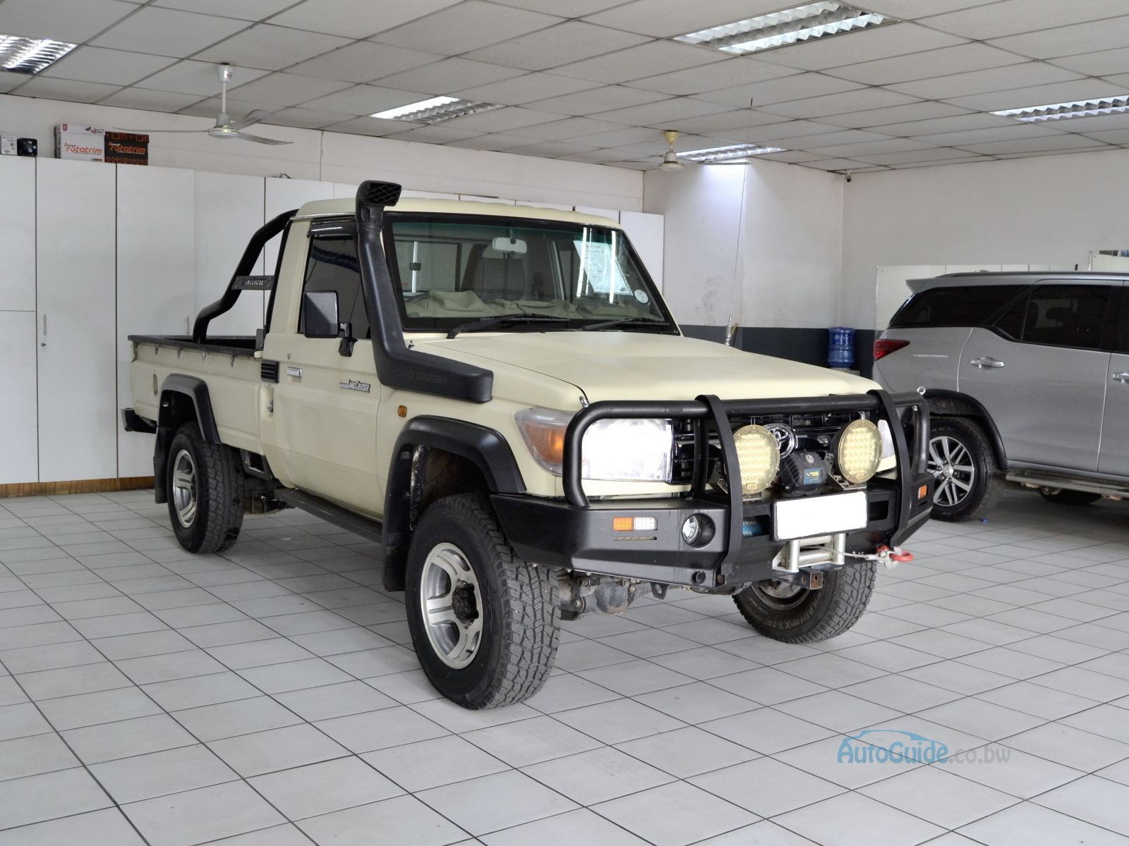 2013 Toyota Land Cruiser V6 photo