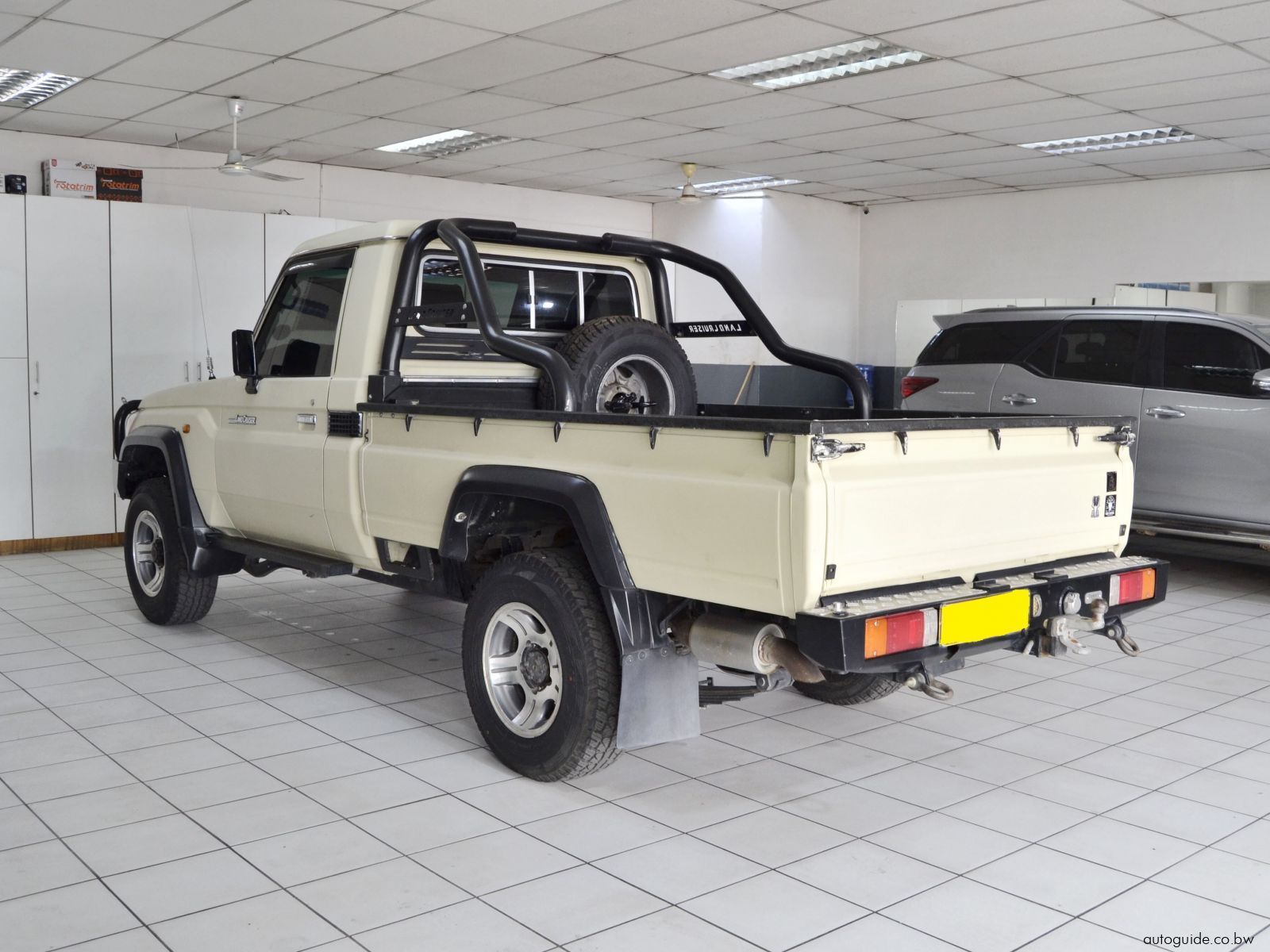 2013 Toyota Land Cruiser V6 photo