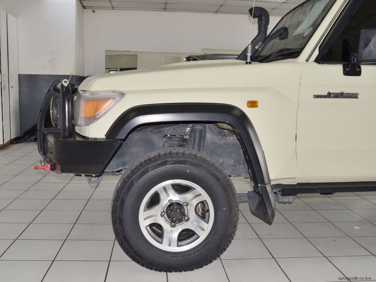 2013 Toyota Land Cruiser V6 photo