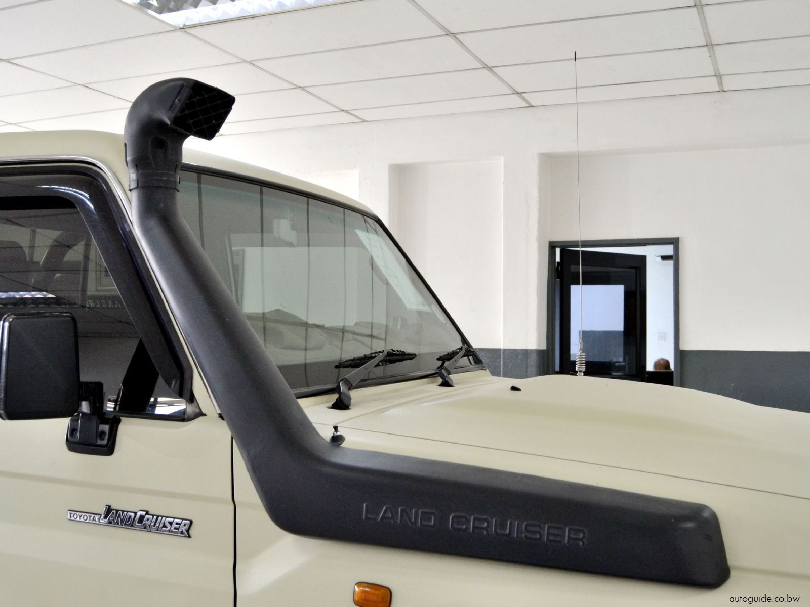 2013 Toyota Land Cruiser V6 photo