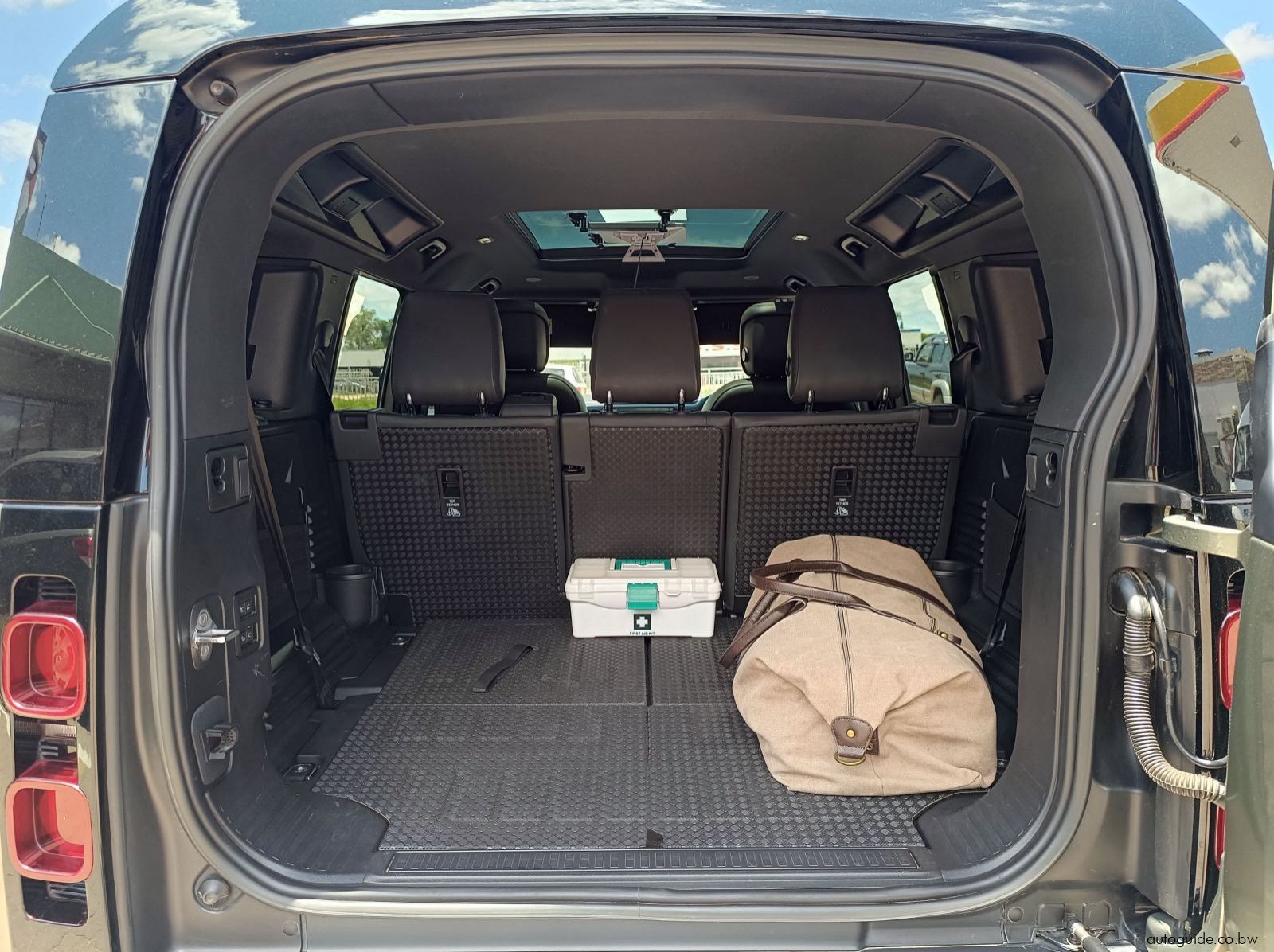 2023 Land Rover Defender D300 pictures