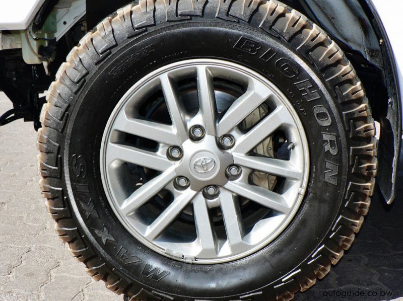 2014 Toyota Hilux D4D pictures