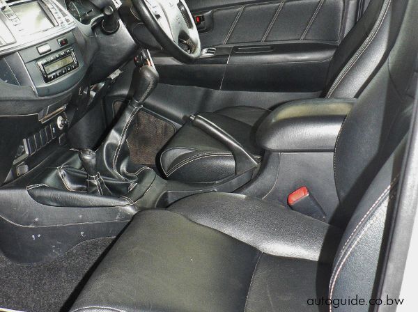 2014 Toyota Hilux D4D pictures