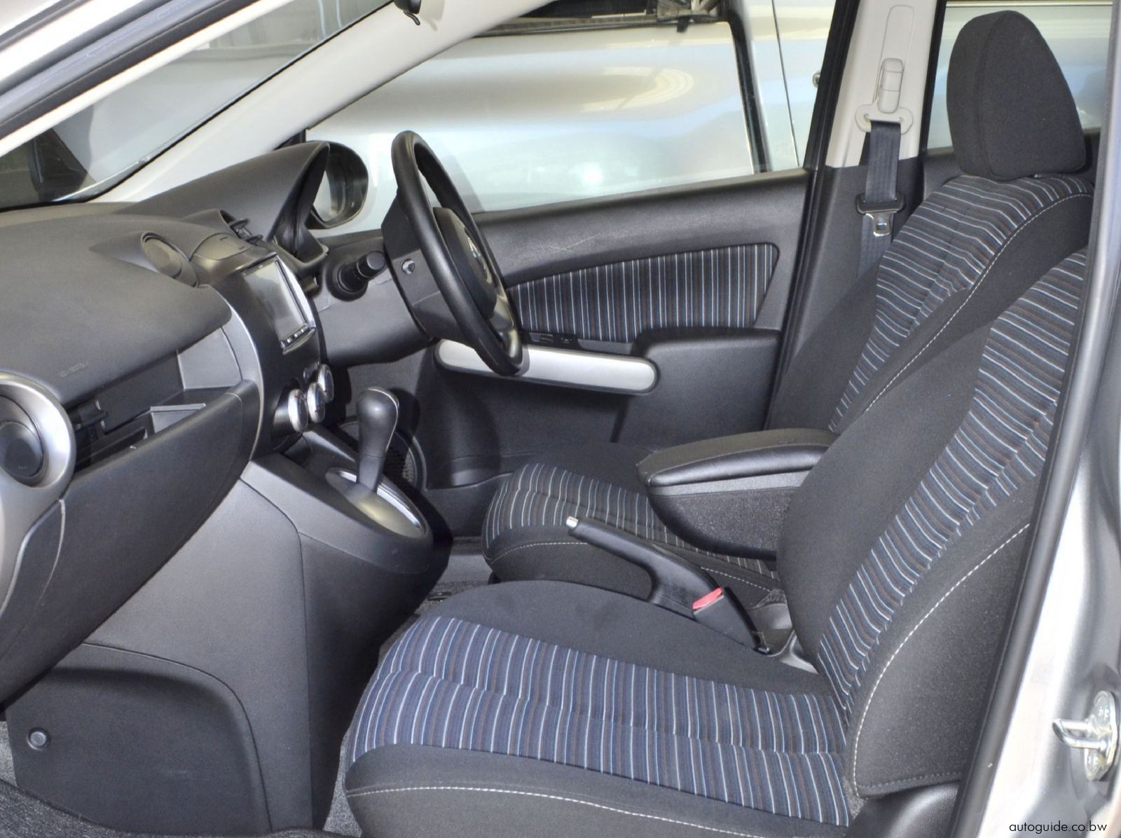 2010 Mazda Demio pictures