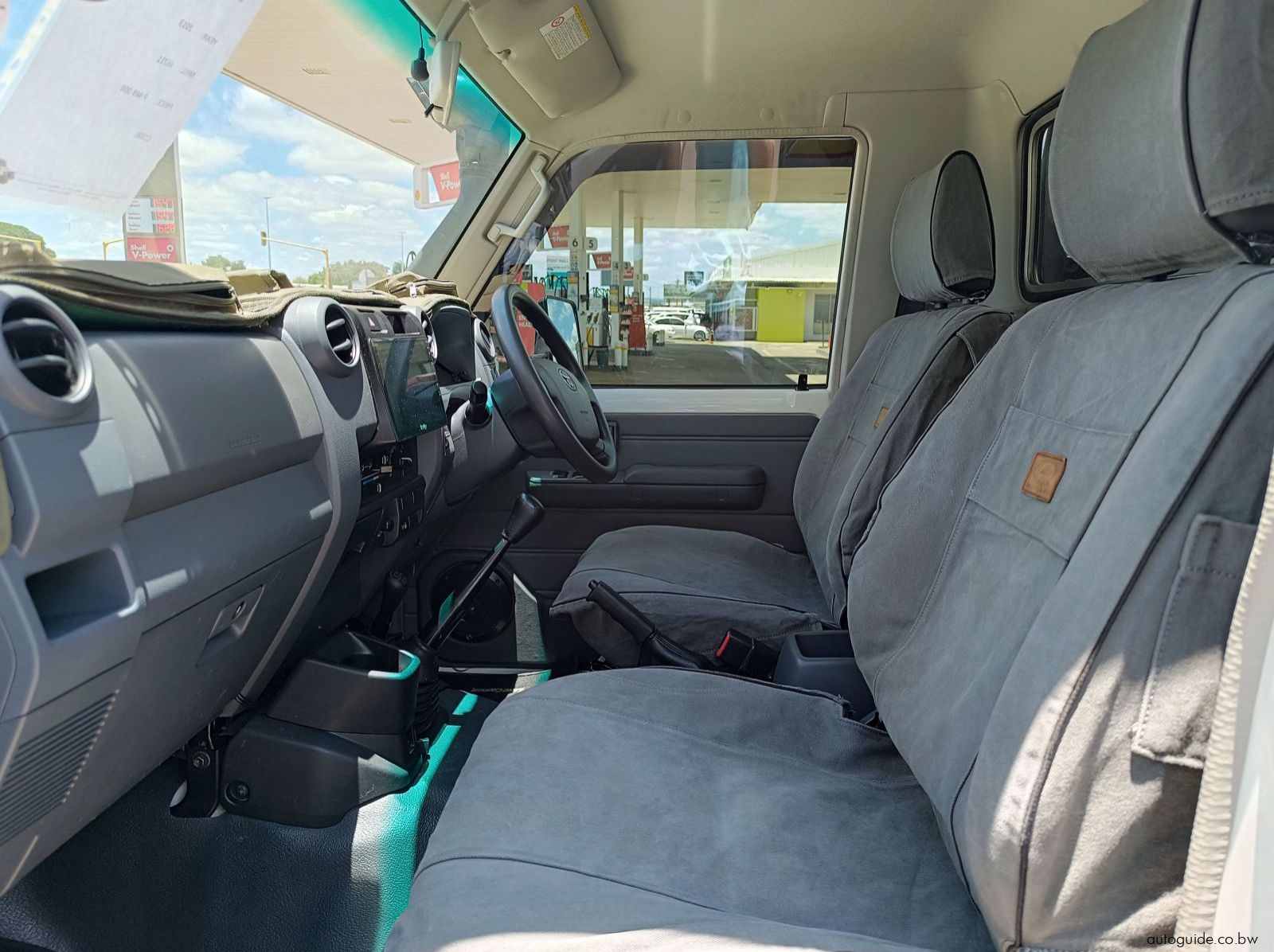 2013 Toyota Land Cruiser V6 pictures