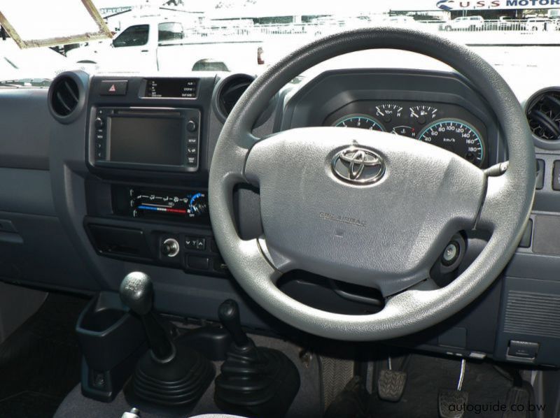 2018 Toyota Land Cruiser LX V8 pictures