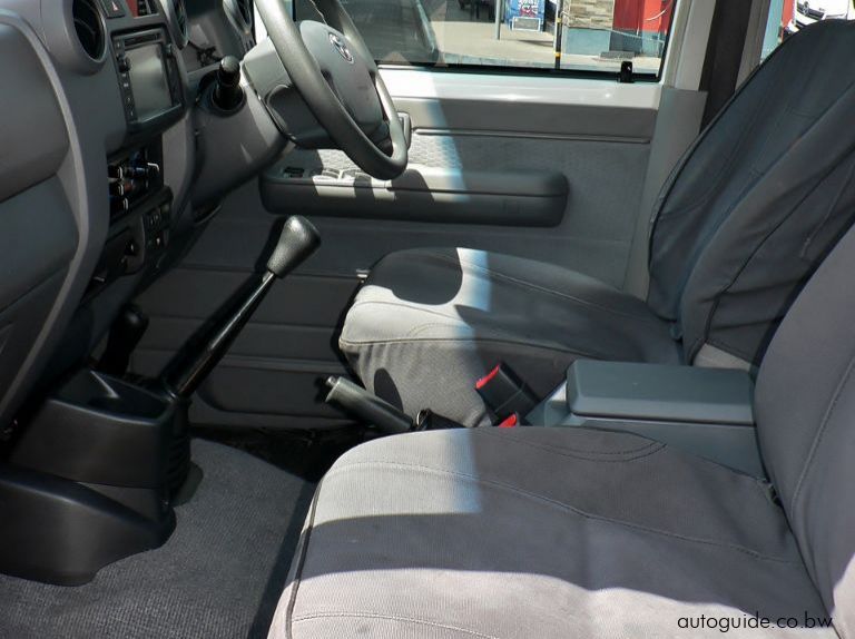 2018 Toyota Land Cruiser LX V8 pictures