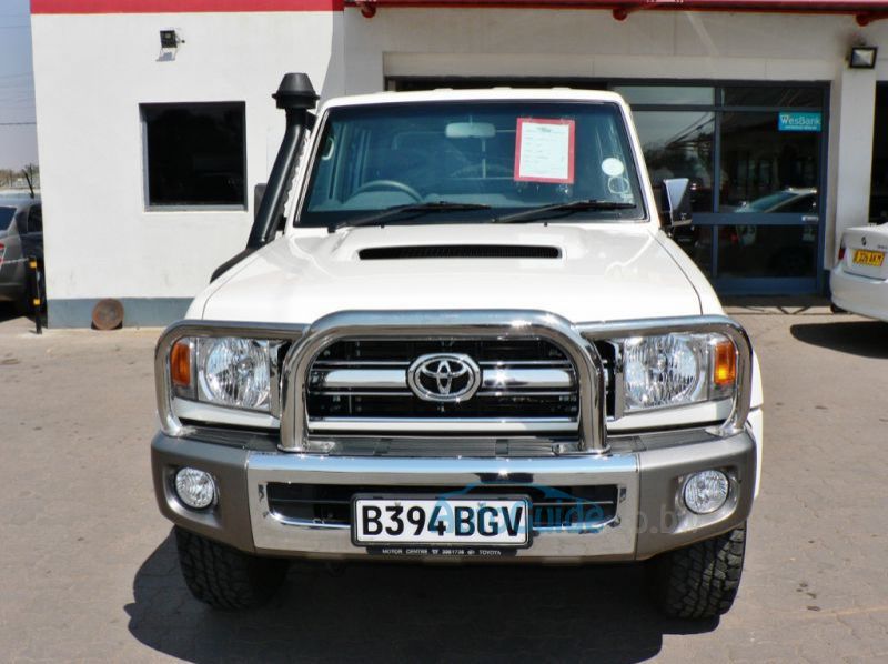 2018 Toyota Land Cruiser LX V8 pictures