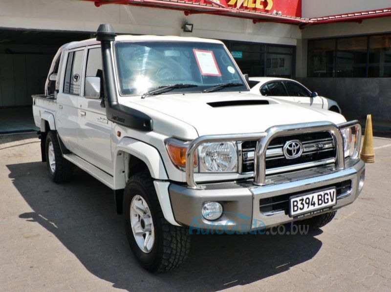 2018 Toyota Land Cruiser LX V8 pictures