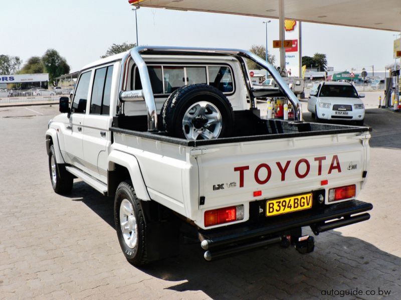 2018 Toyota Land Cruiser LX V8 pictures