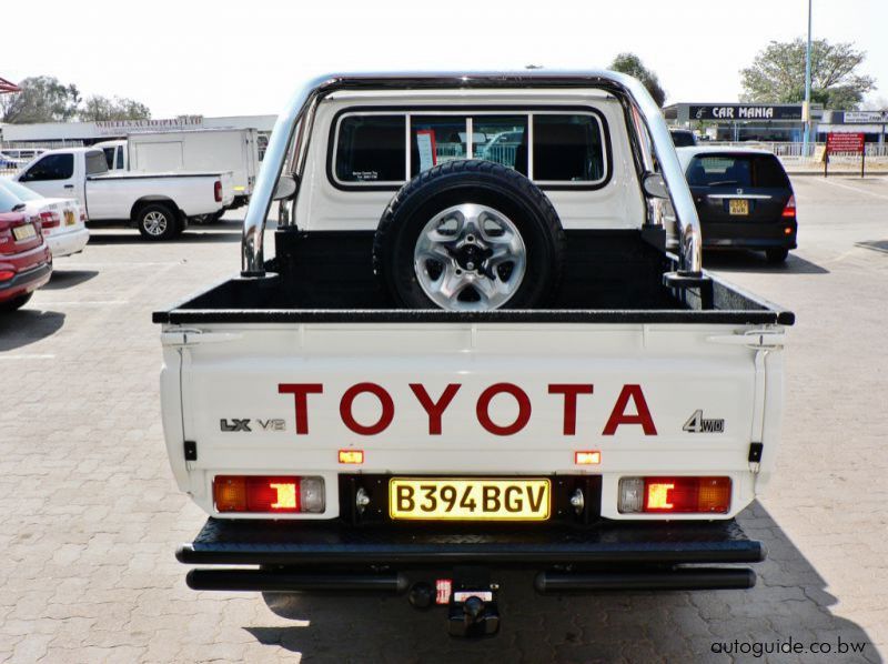 2018 Toyota Land Cruiser LX V8 pictures