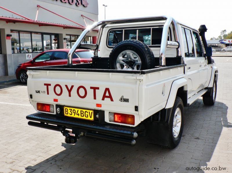 2018 Toyota Land Cruiser LX V8 pictures