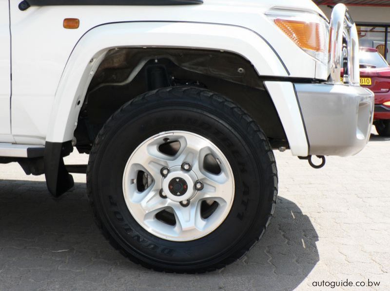 2018 Toyota Land Cruiser LX V8 pictures