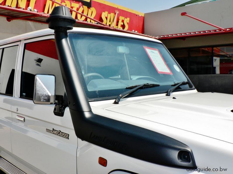 2018 Toyota Land Cruiser LX V8 pictures