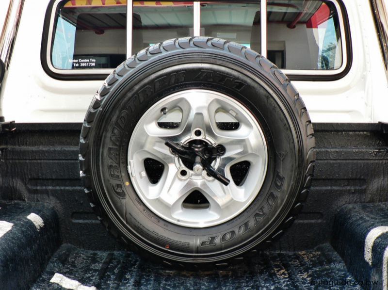 2018 Toyota Land Cruiser LX V8 pictures