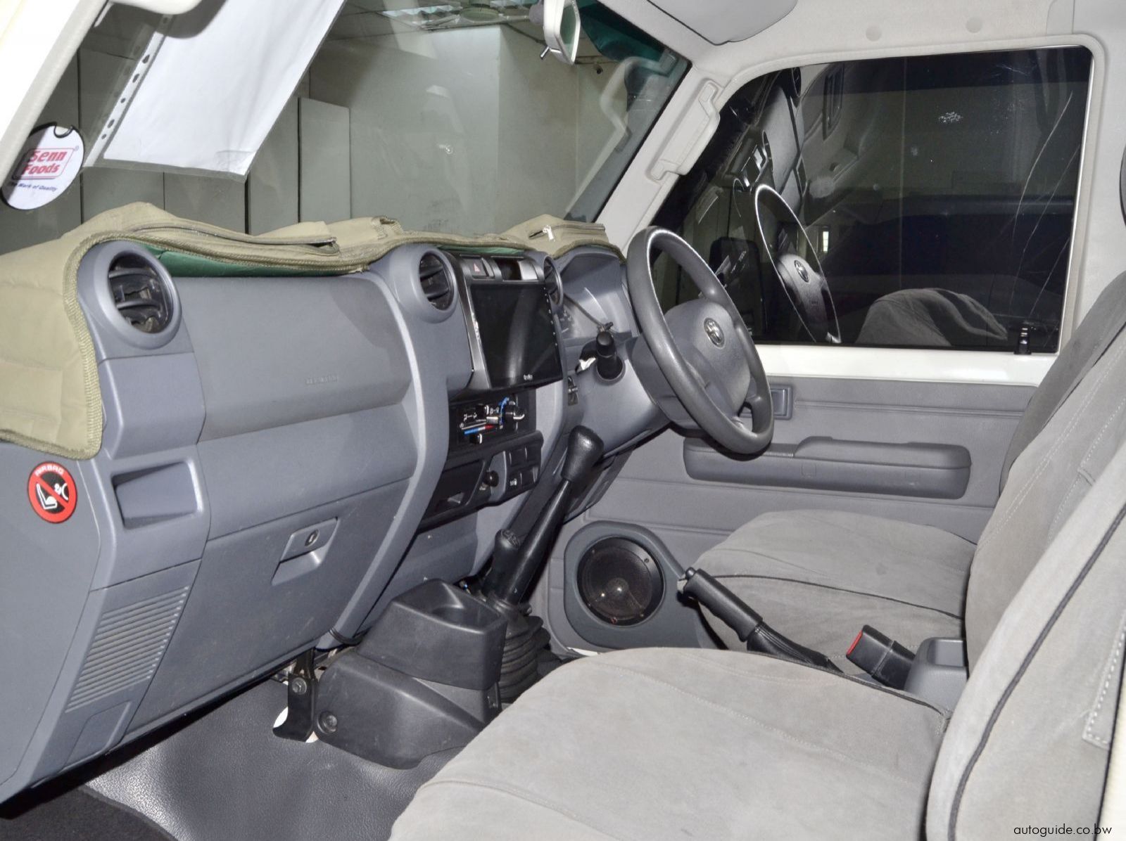 2013 Toyota Land Cruiser V6 pictures