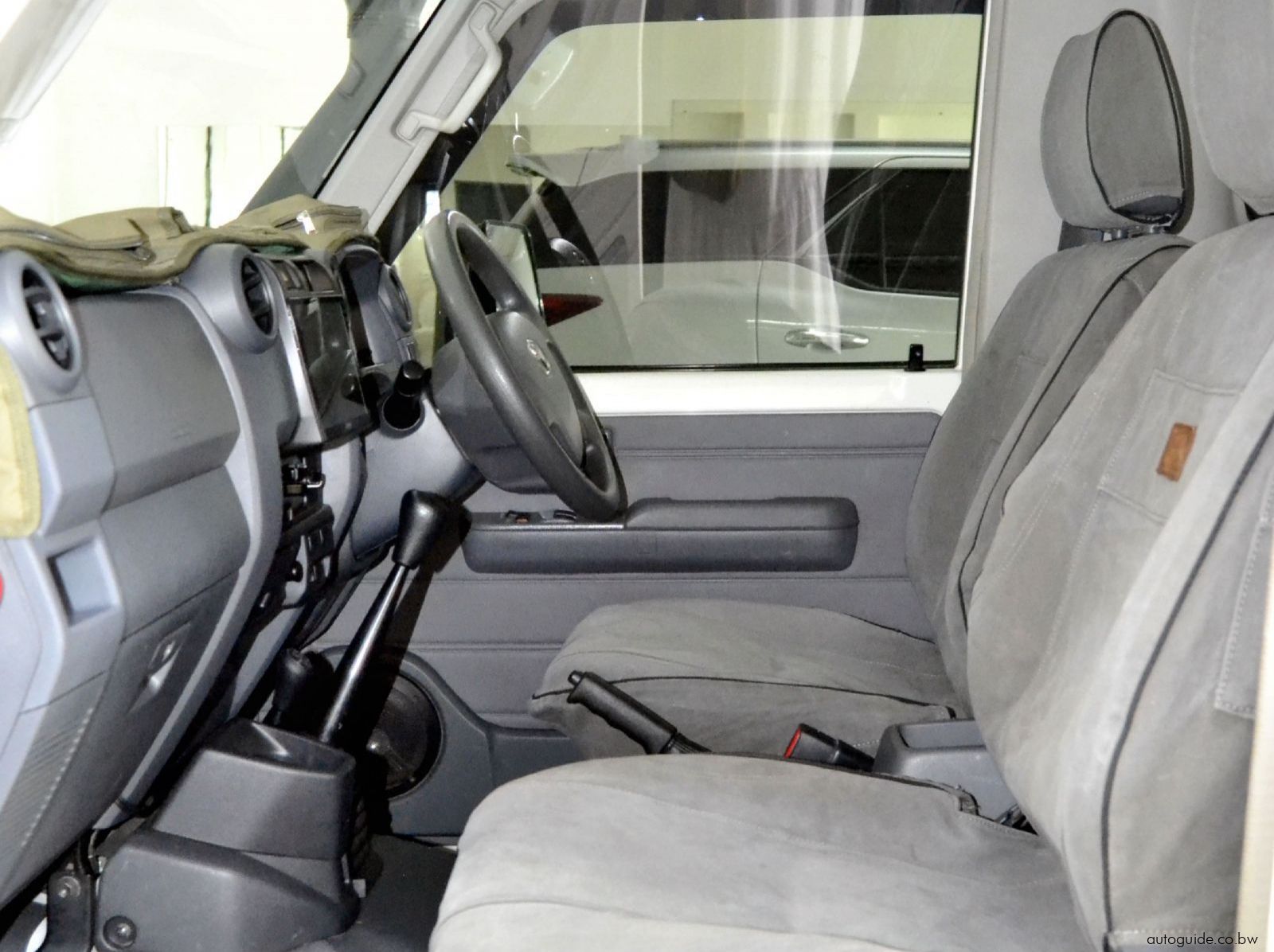 2013 Toyota Land Cruiser V6 pictures