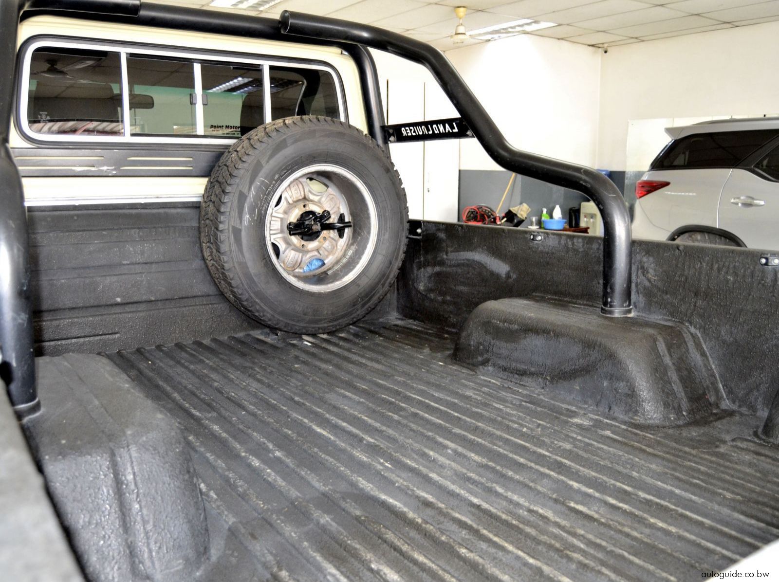 2013 Toyota Land Cruiser V6 pictures