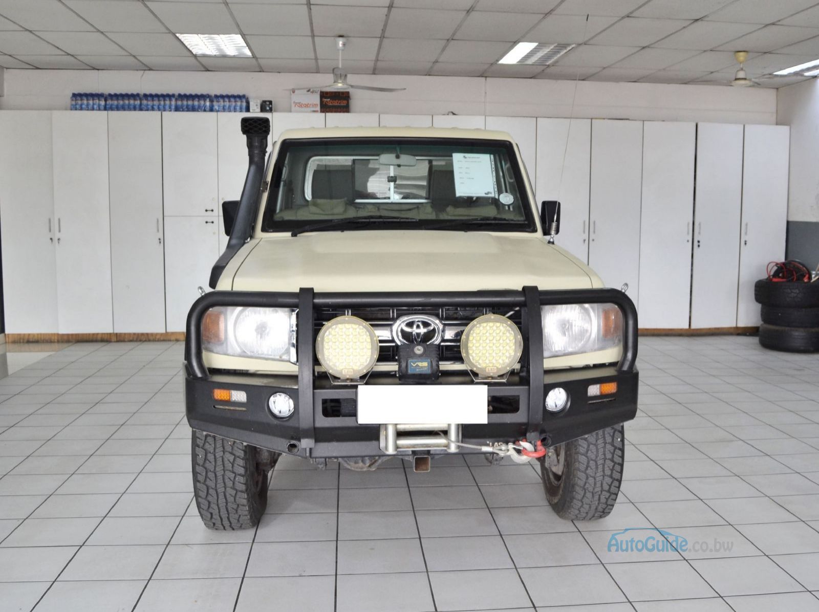 2013 Toyota Land Cruiser V6 pictures