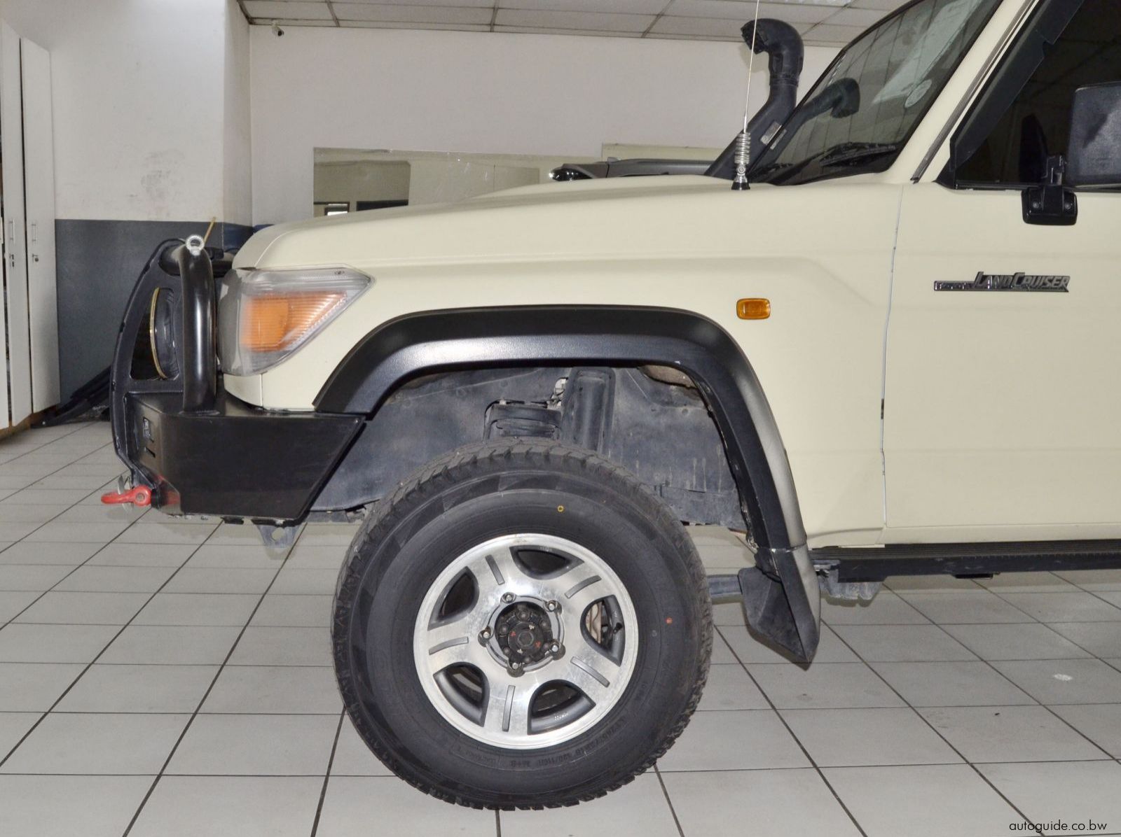 2013 Toyota Land Cruiser V6 pictures