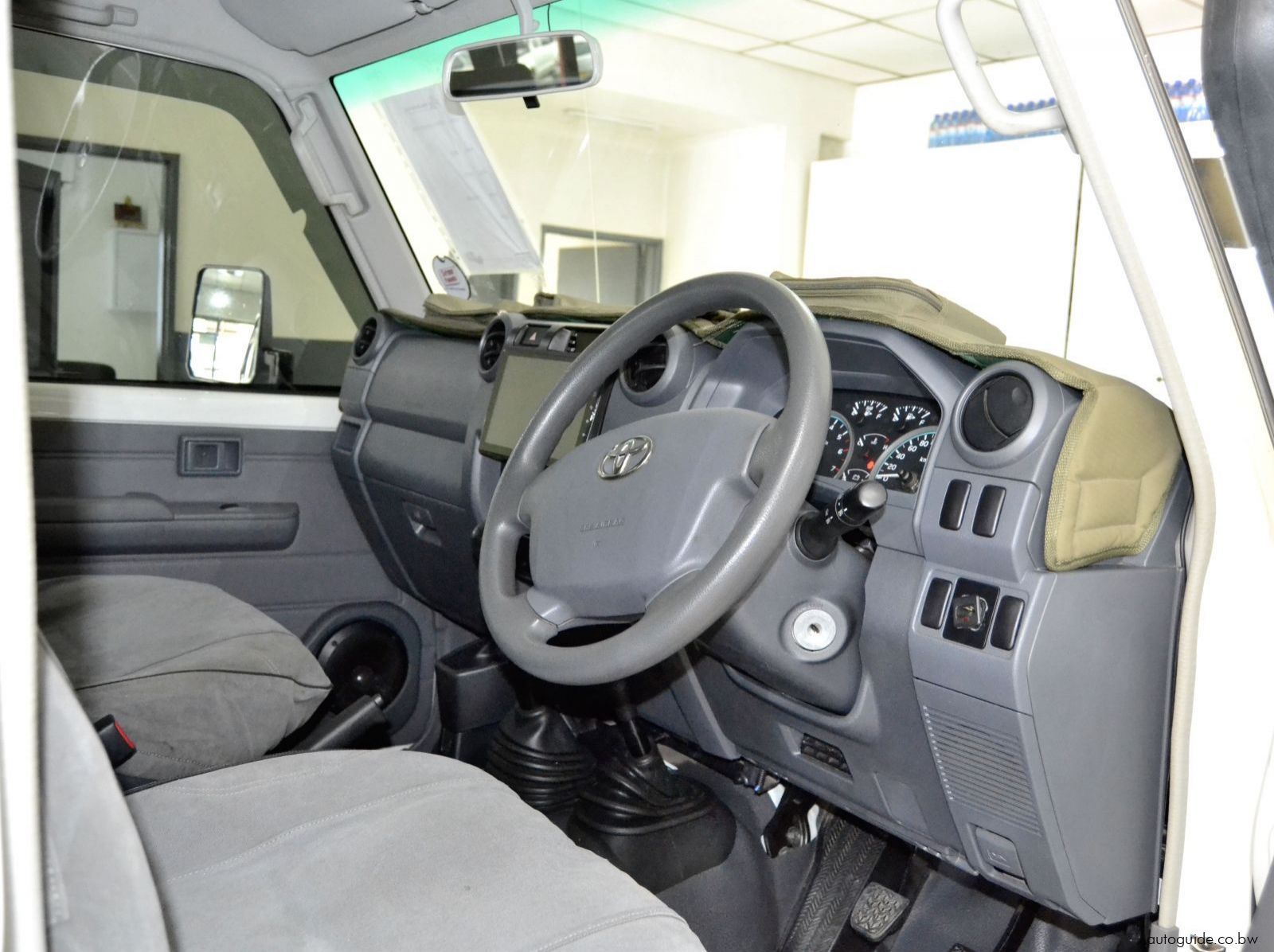 2013 Toyota Land Cruiser V6 pictures