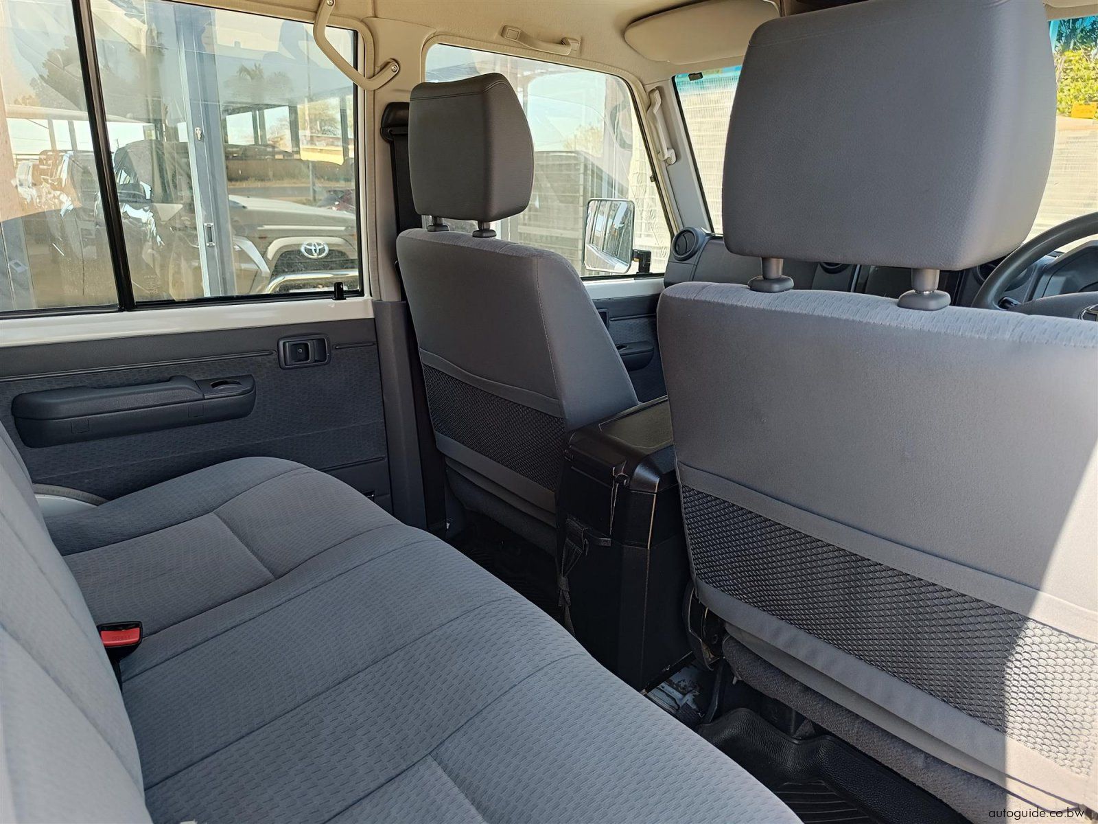 2019 Toyota Land Cruiser 4.5 LX V8 photo