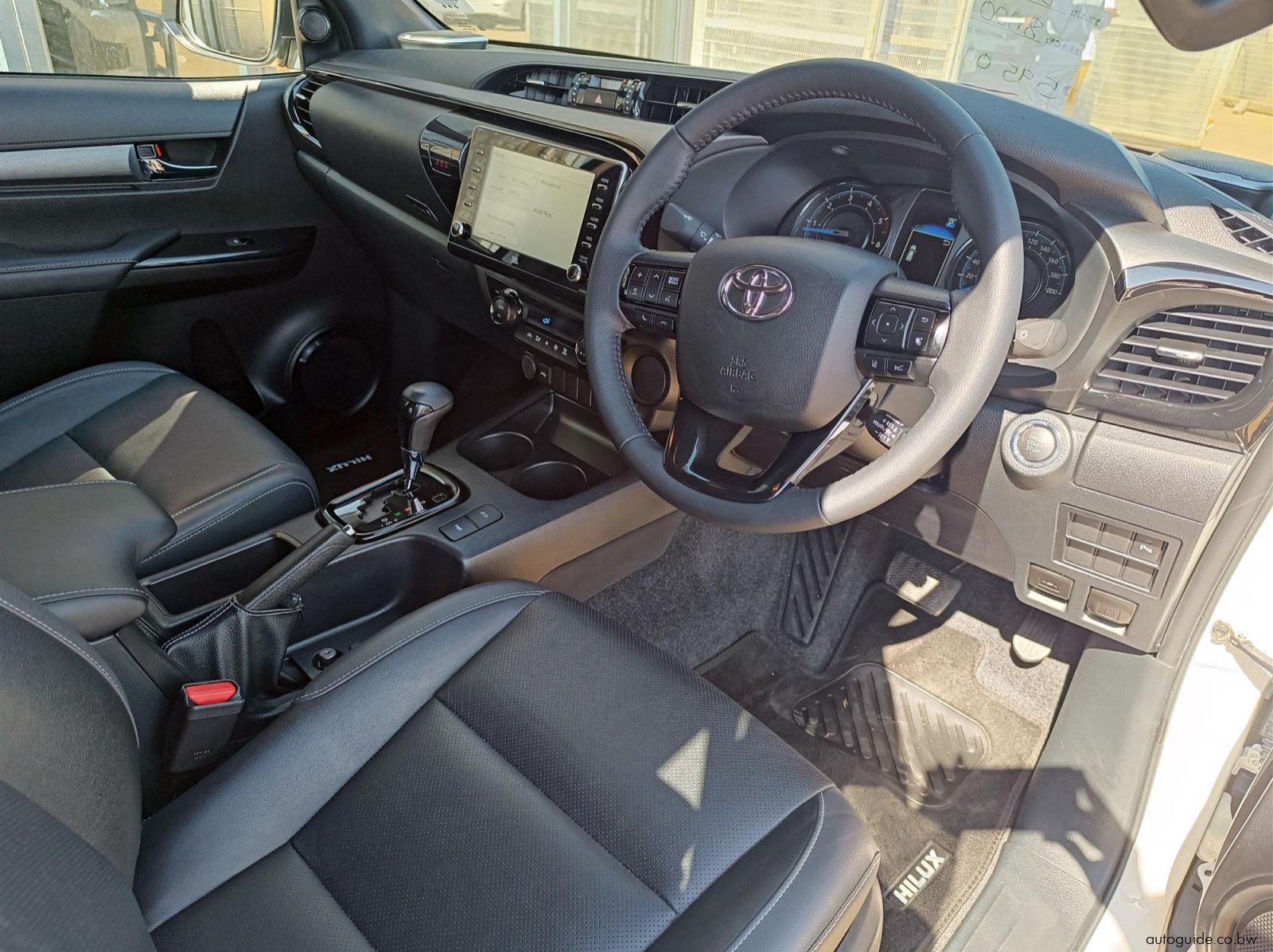 2024 Toyota Hilux Legend 2.8 GD-6 pictures