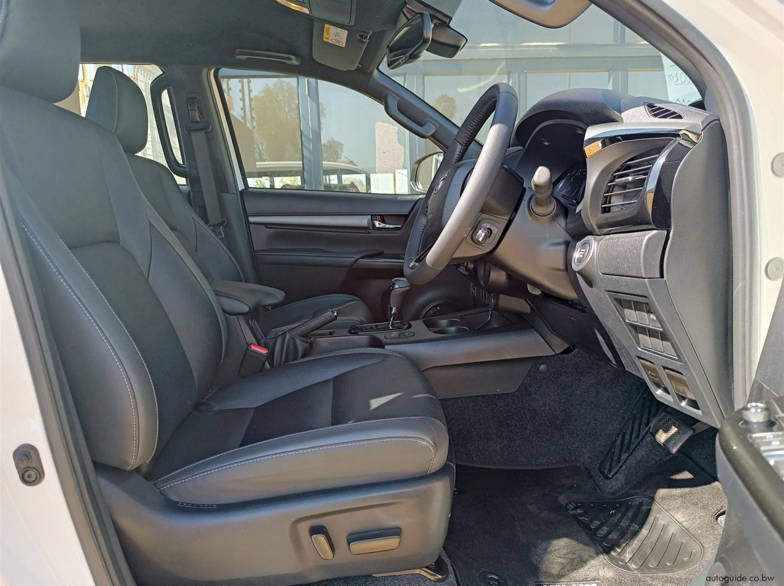 2024 Toyota Hilux Legend 2.8 GD-6 pictures