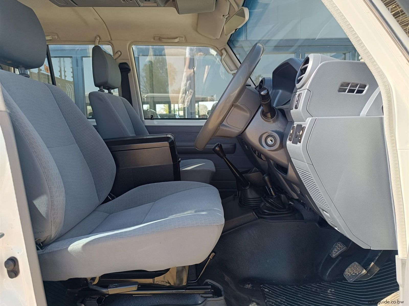 2019 Toyota Land Cruiser 4.5 LX V8 pictures