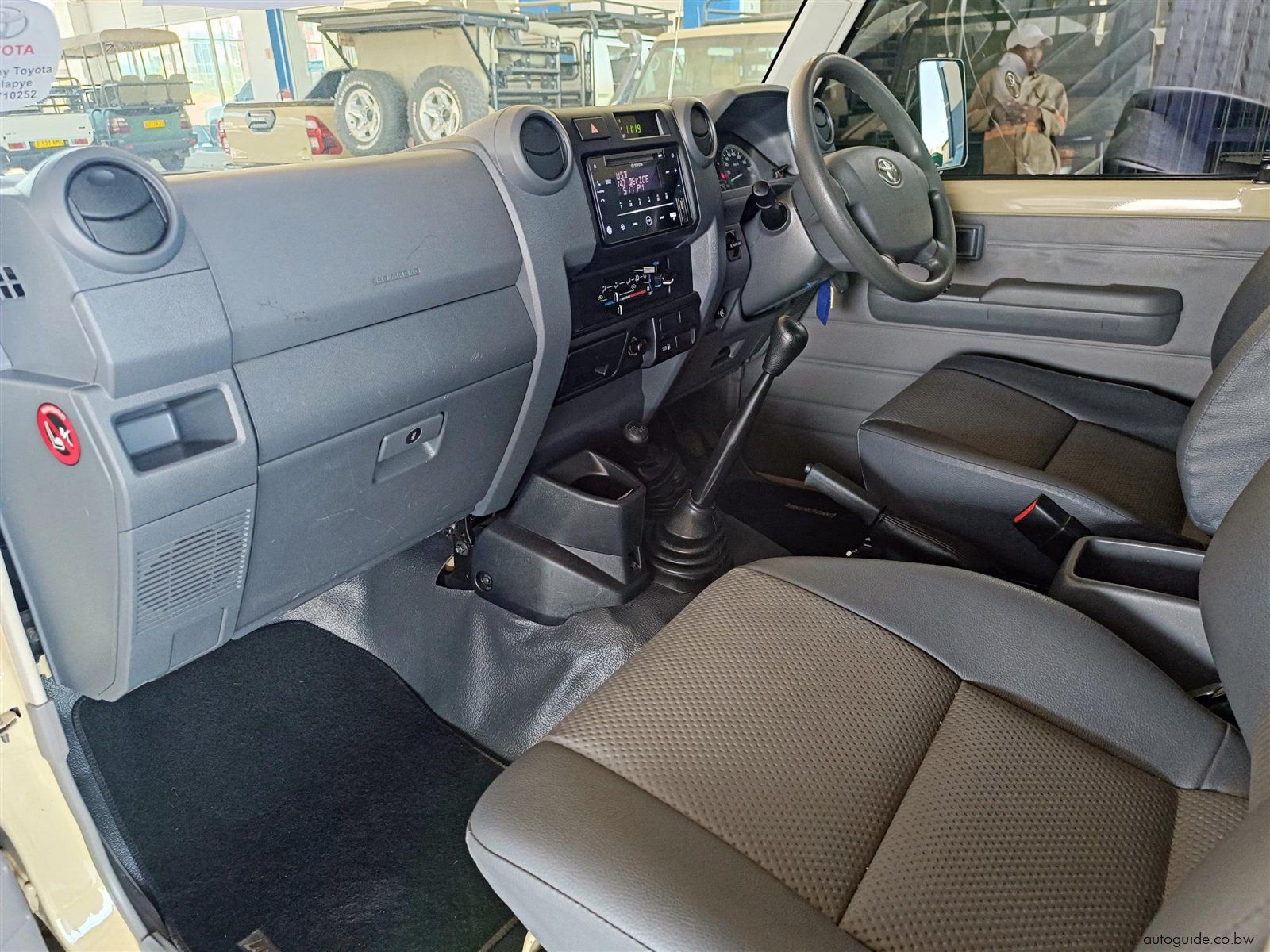 2023 Toyota Land Cruiser 4.2D photo