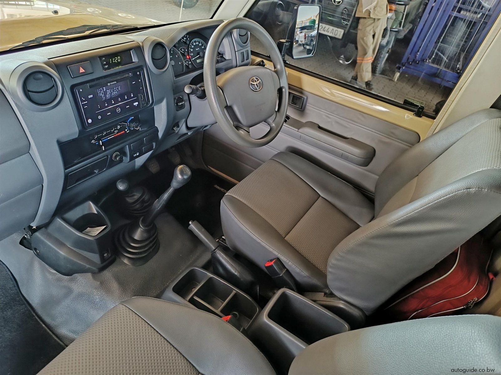2023 Toyota Land Cruiser 4.2D photo