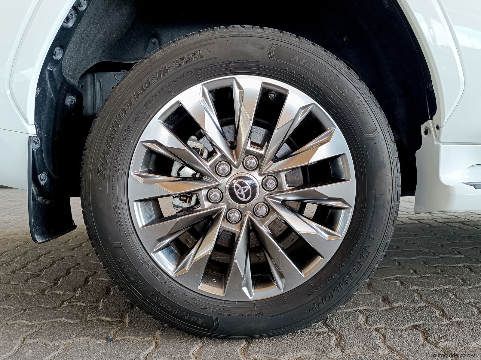 2022 Toyota Land Cruiser V6 ZX photo