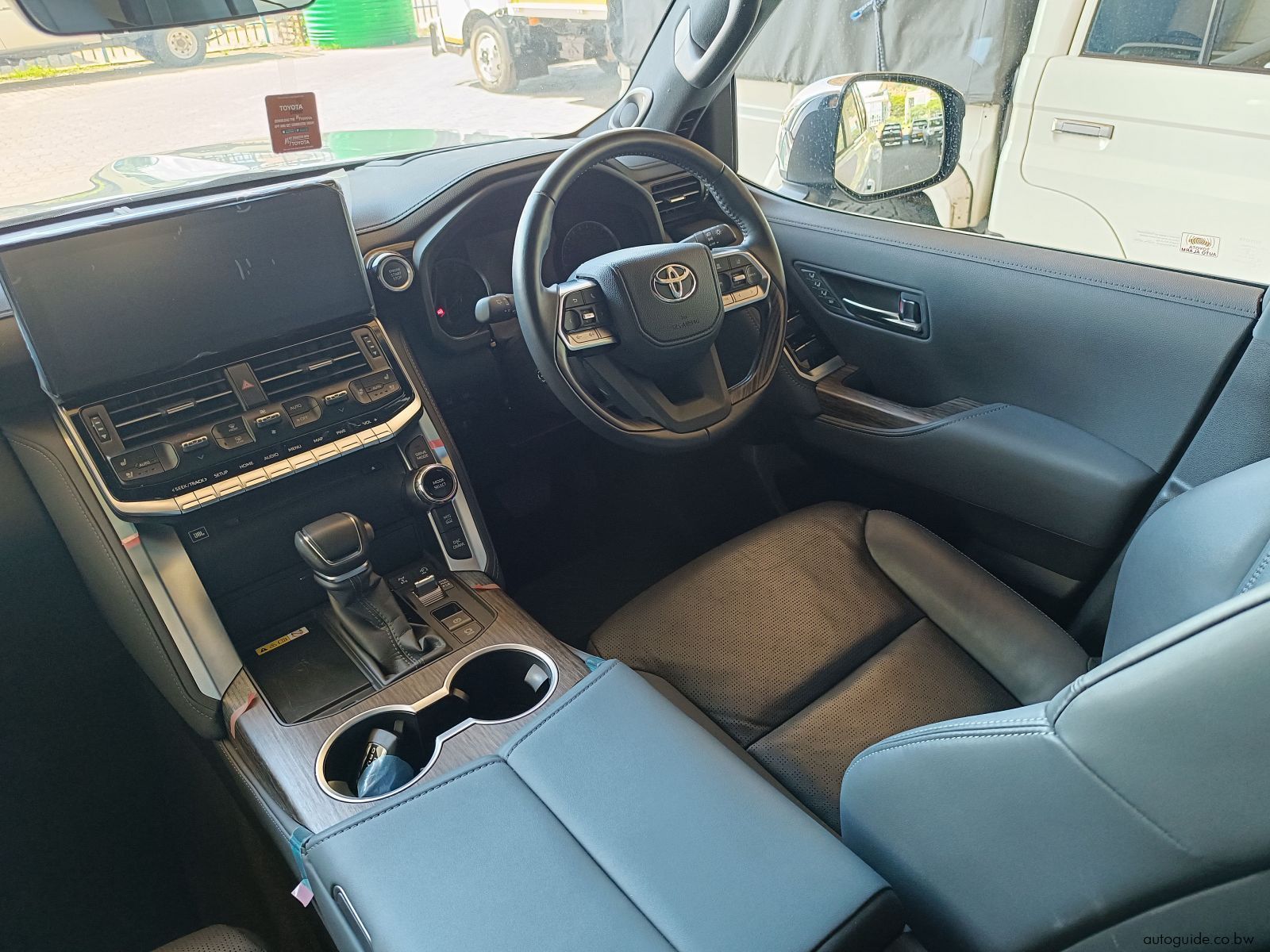 2022 Toyota Land Cruiser V6 ZX photo