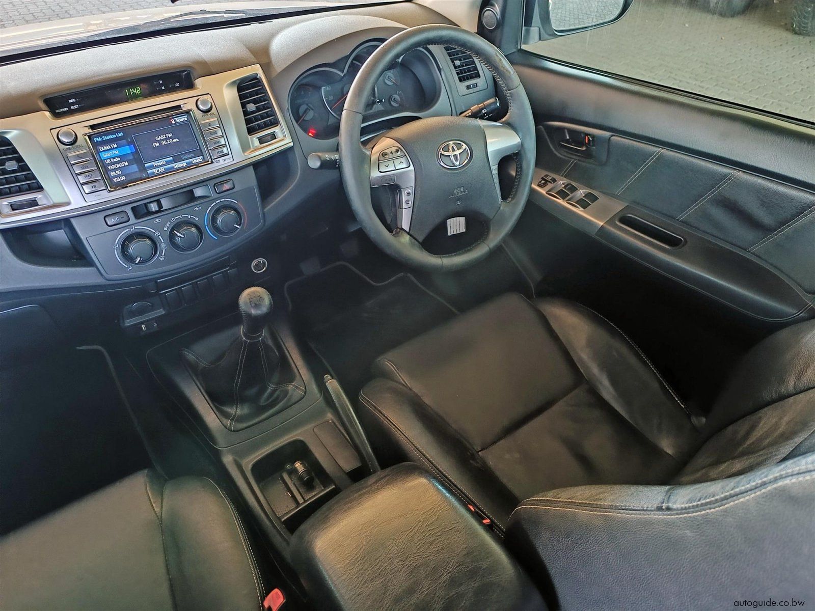 2015 Toyota Hilux Legend 45 VVTi photo