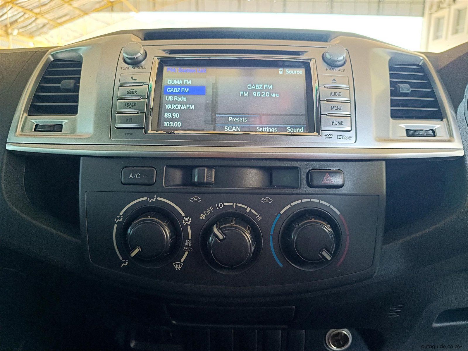 2015 Toyota Hilux Legend 45 VVTi photo