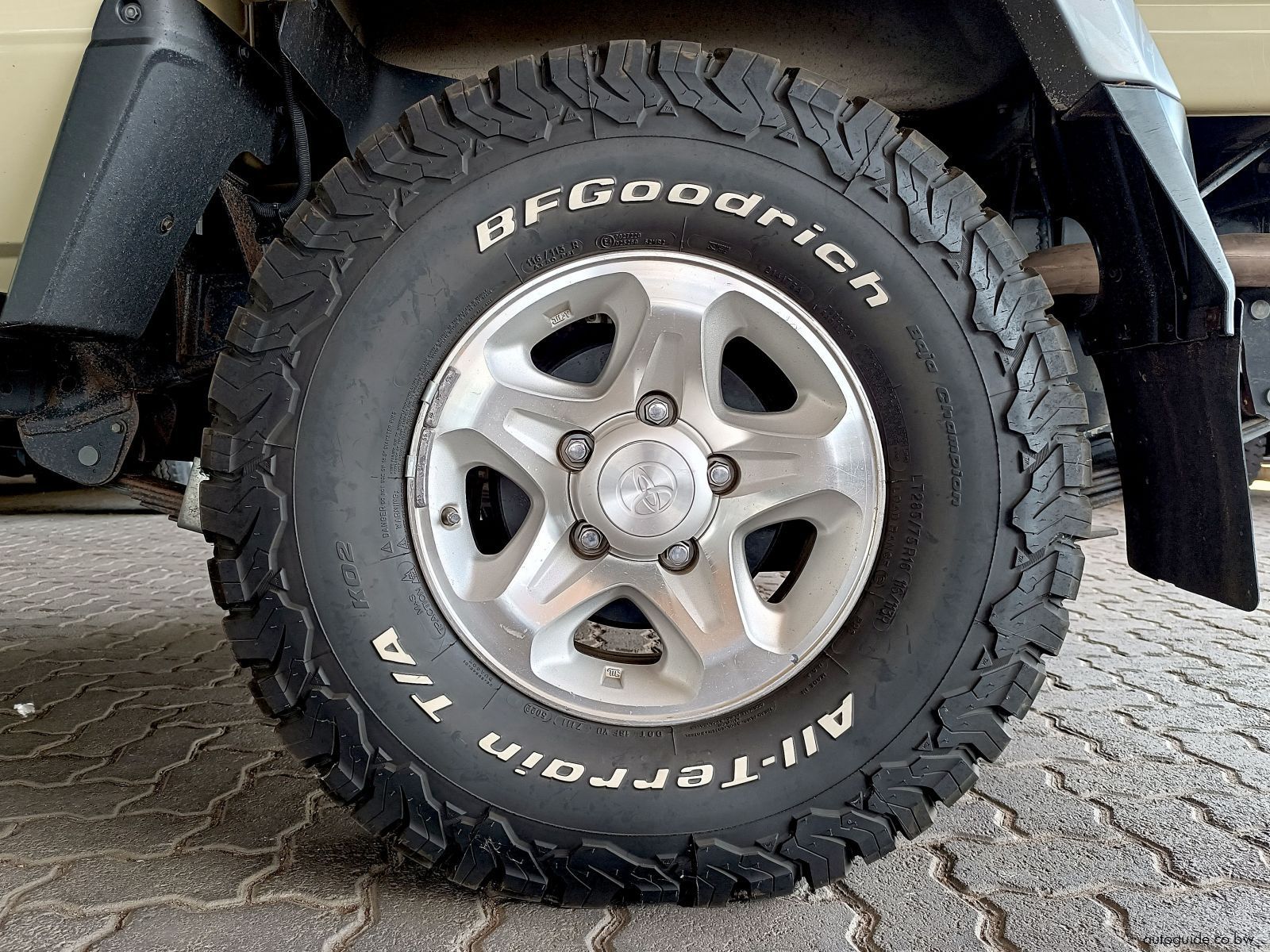 2020 Toyota Land Cruiser V8 LX photo