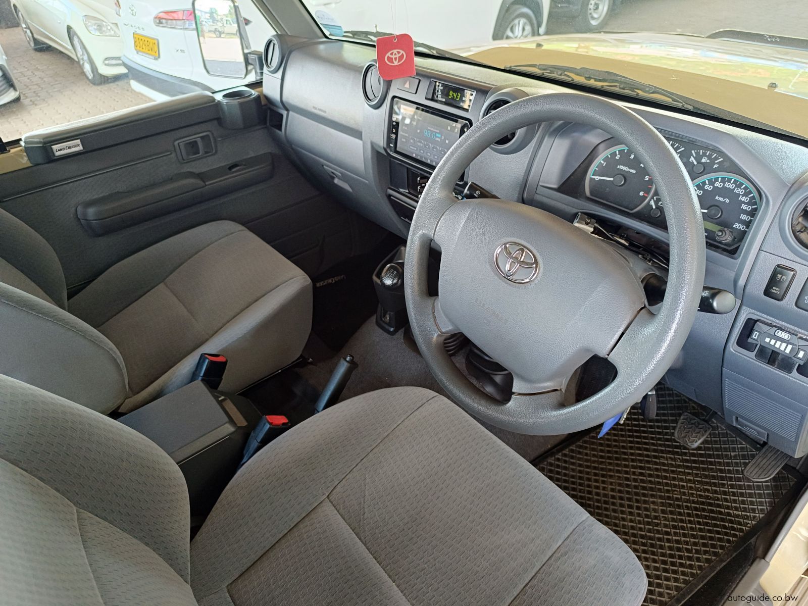 2020 Toyota Land Cruiser V8 LX photo