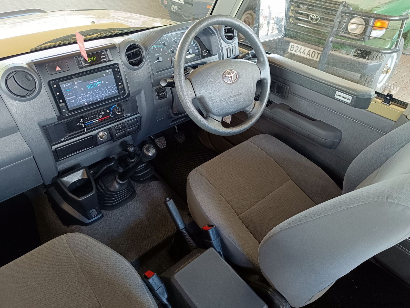 2020 Toyota Land Cruiser V8 LX photo