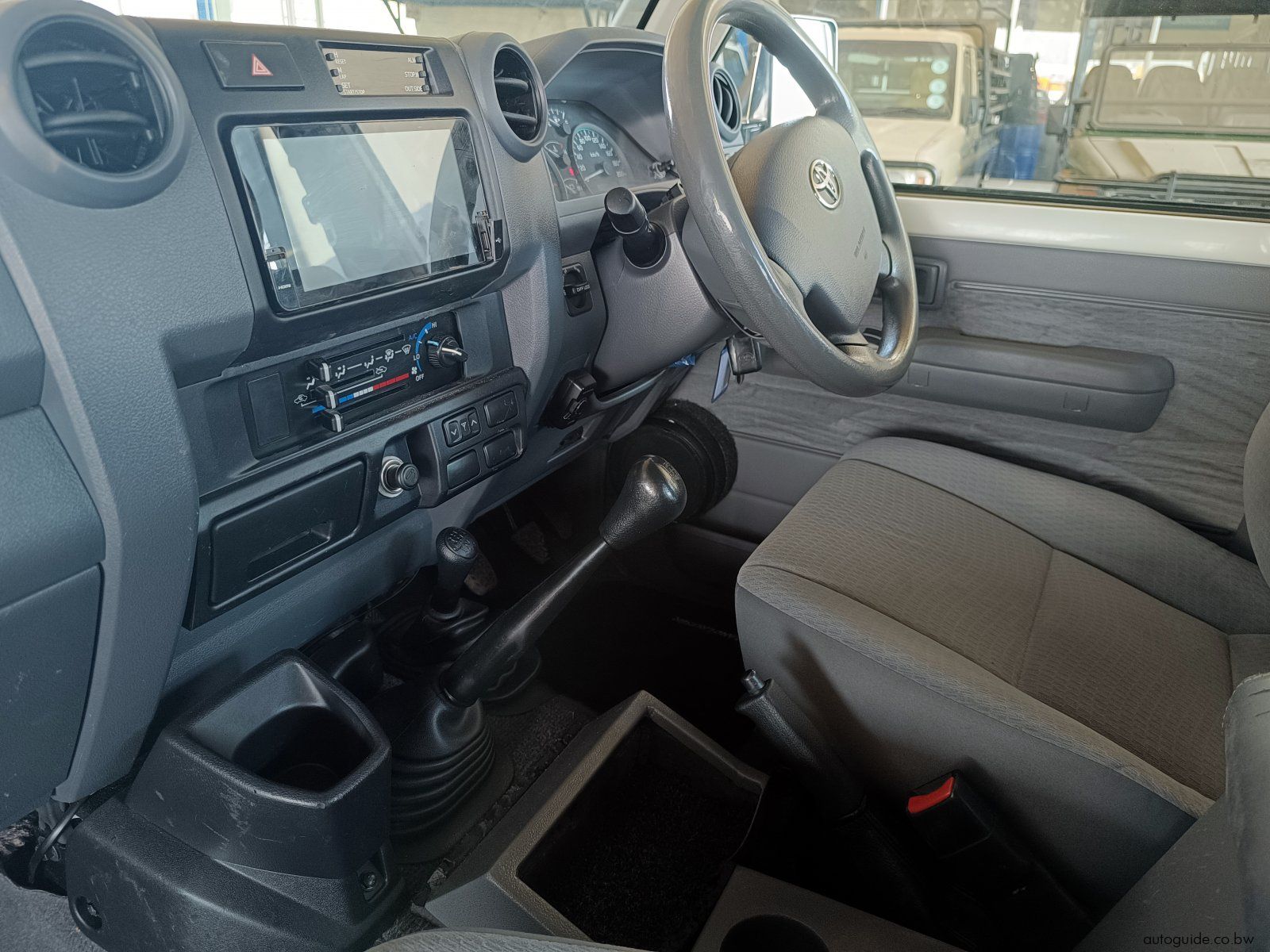 2020 Toyota Land Cruiser 4.5 V8 LX photo