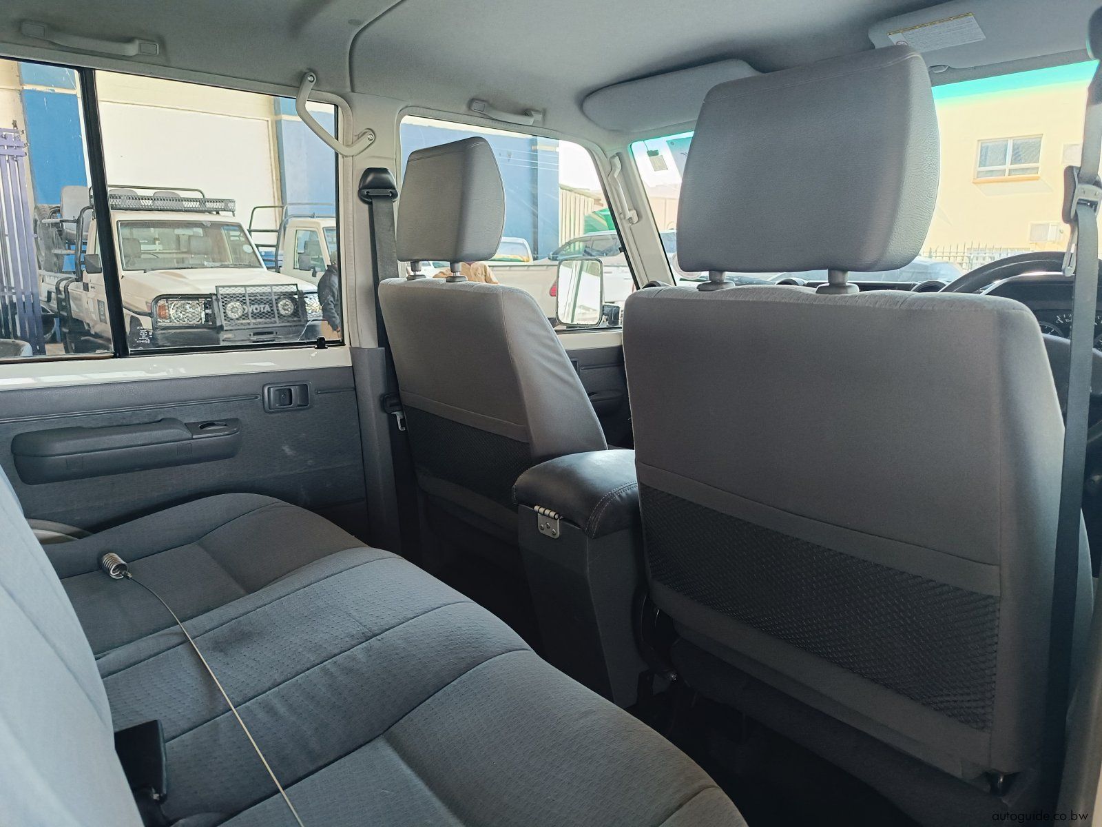 2020 Toyota Land Cruiser 4.5 V8 LX photo