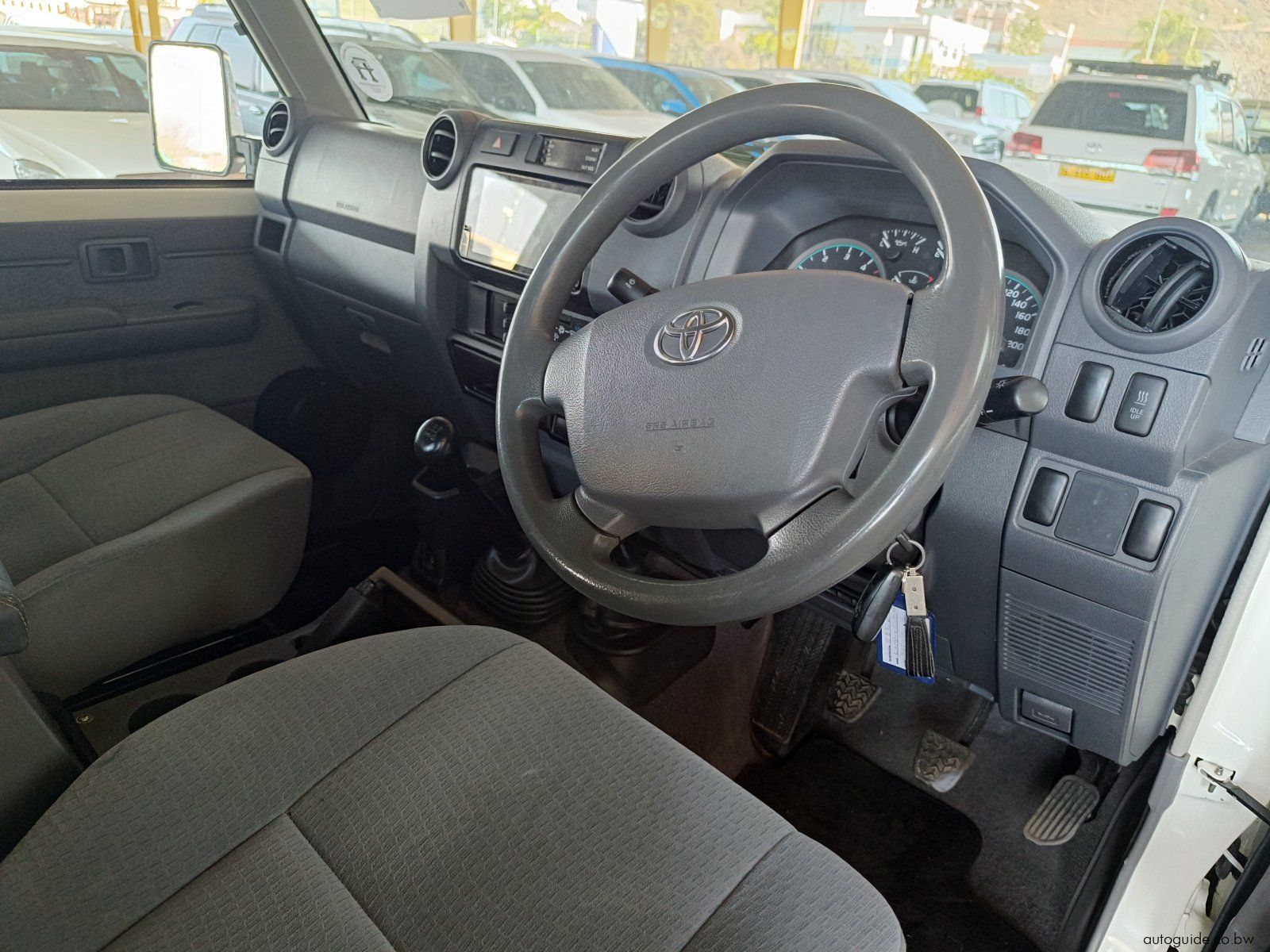 2020 Toyota Land Cruiser 4.5 V8 LX photo
