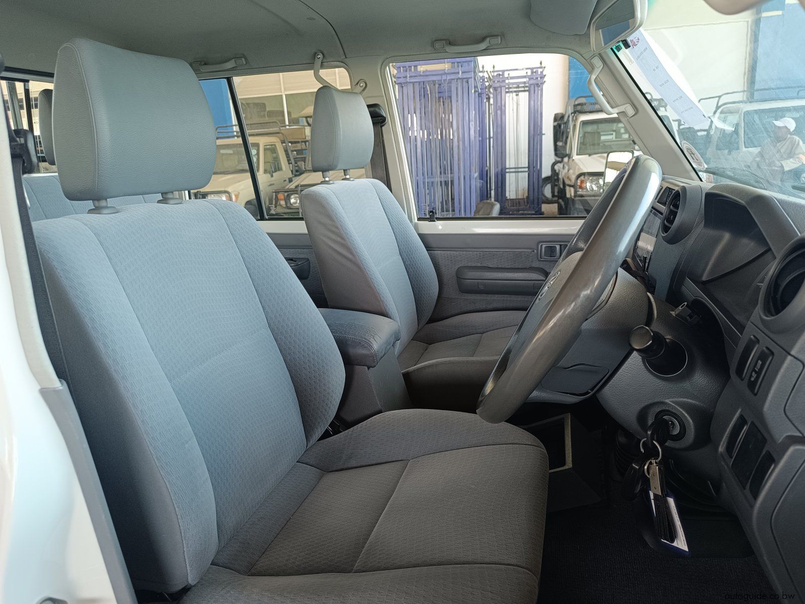 2020 Toyota Land Cruiser 4.5 V8 LX photo