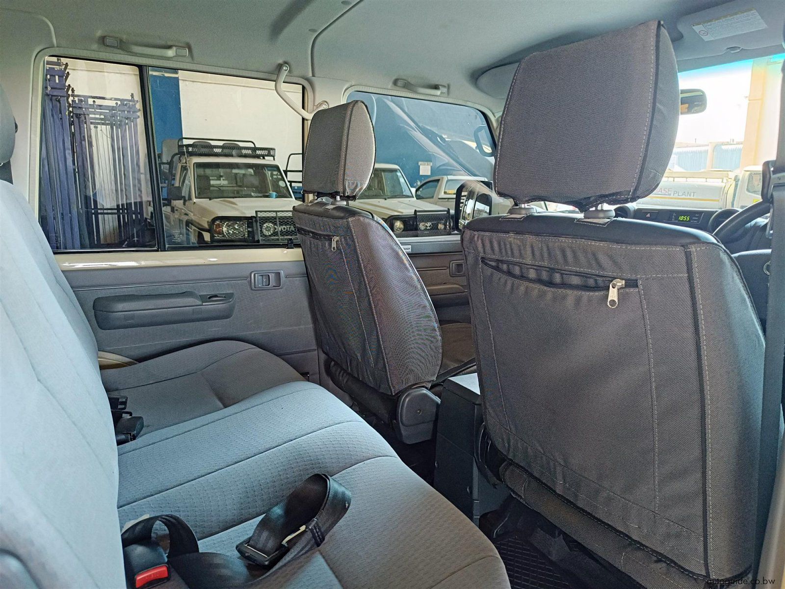 2020 Toyota Land Cruiser 4.5 V8 LX photo
