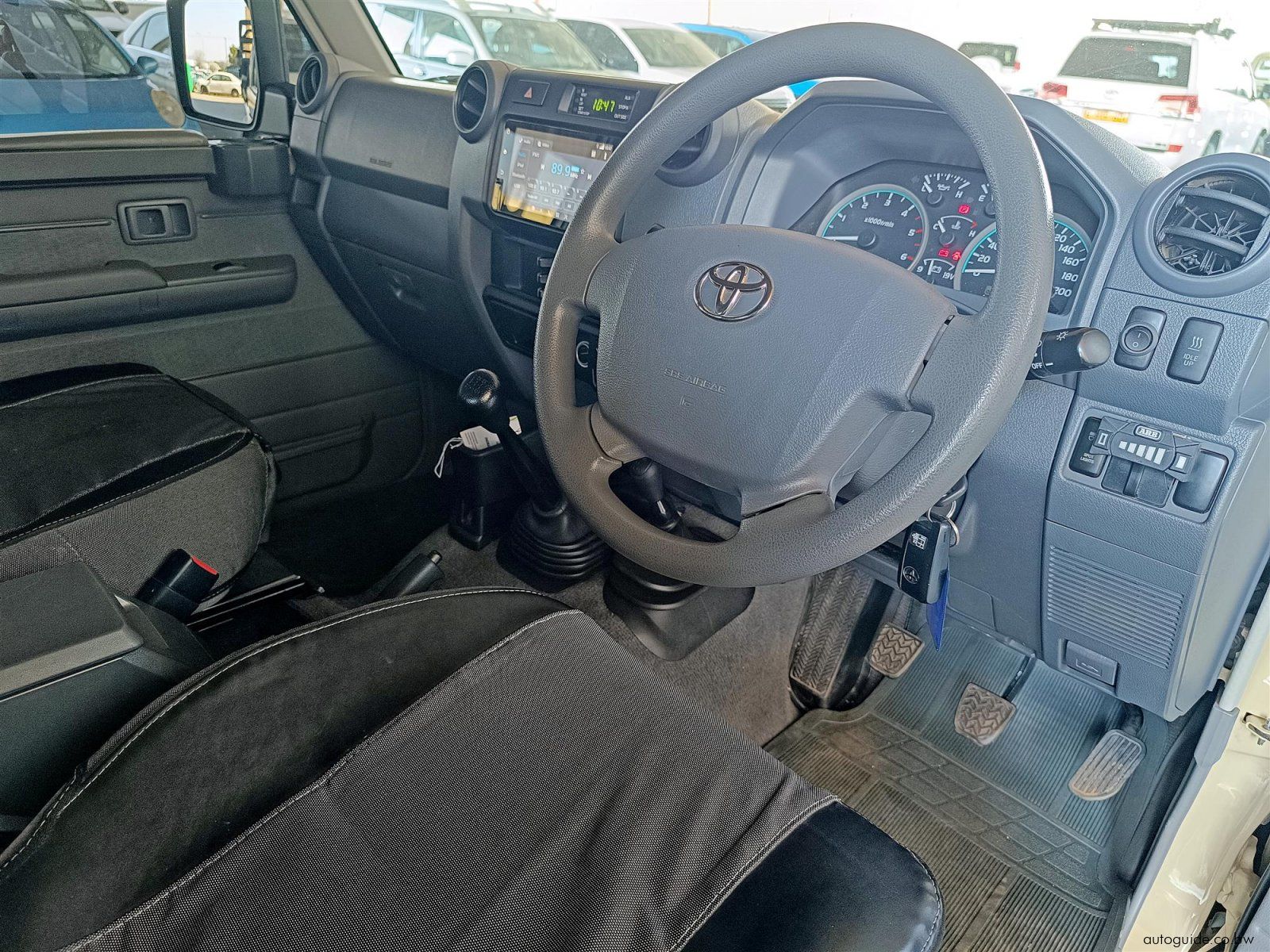 2020 Toyota Land Cruiser 4.5 V8 LX photo