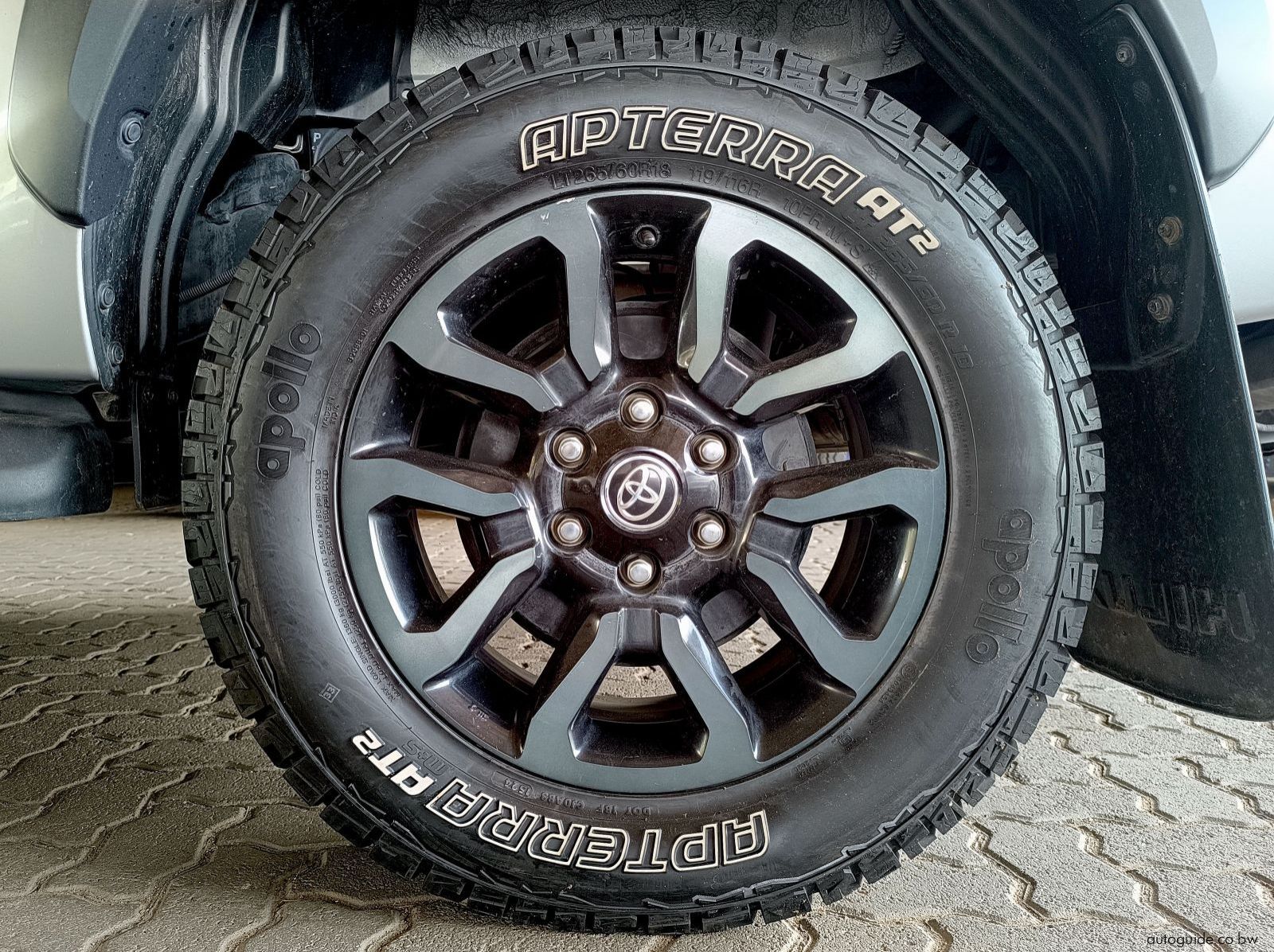 2022 Toyota Hilux 2.8 Legend 4x4 pictures