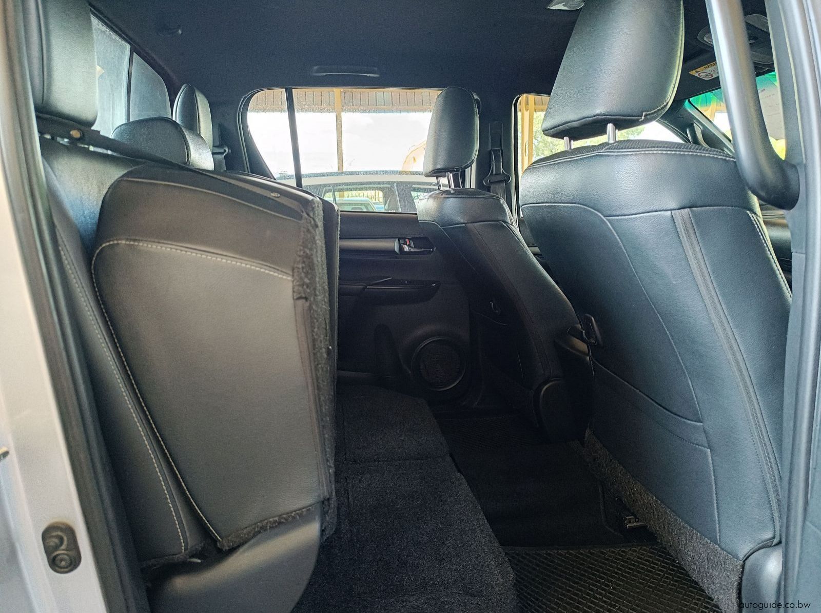 2022 Toyota Hilux 2.8 Legend 4x4 pictures