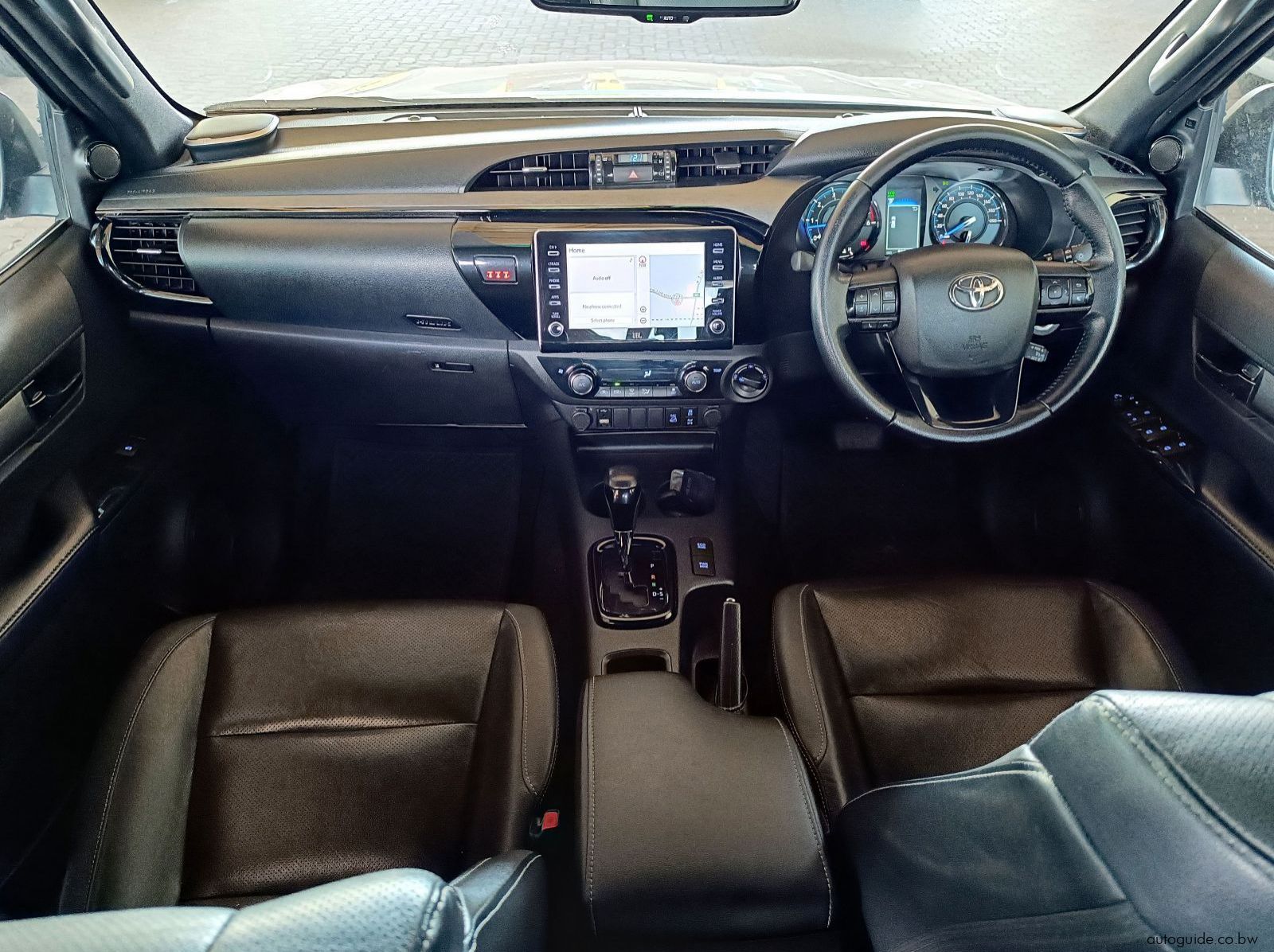 2022 Toyota Hilux 2.8 Legend 4x4 pictures